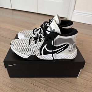 Men’s Nike KD basketball sneakers